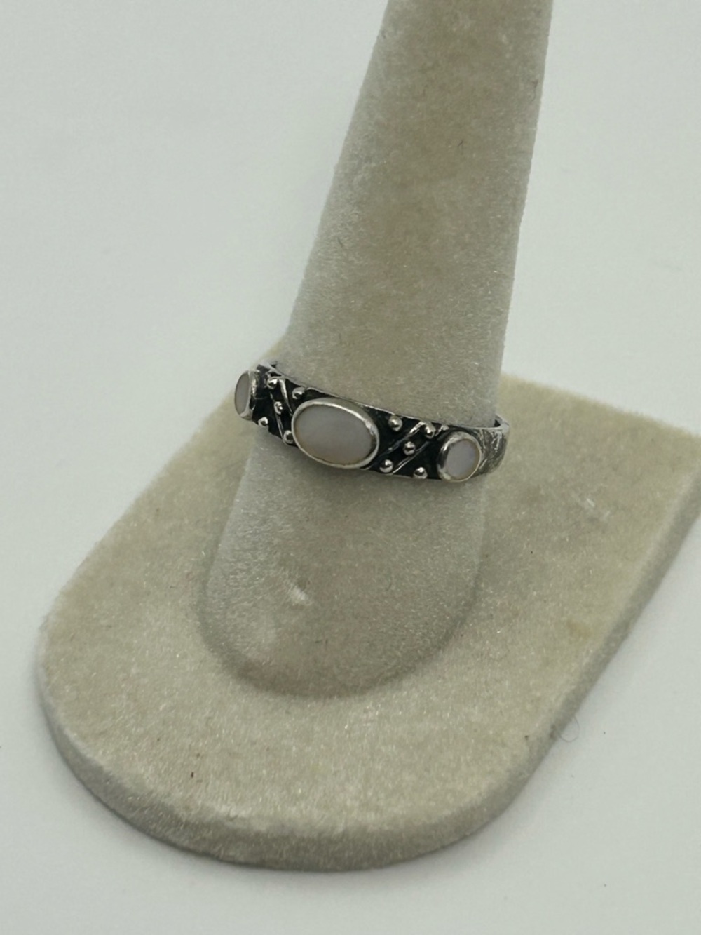 Sterling Silver Mother of Pearl Ring Size 6 Vintage Stamped 925 Patina - Picture 3 of 12